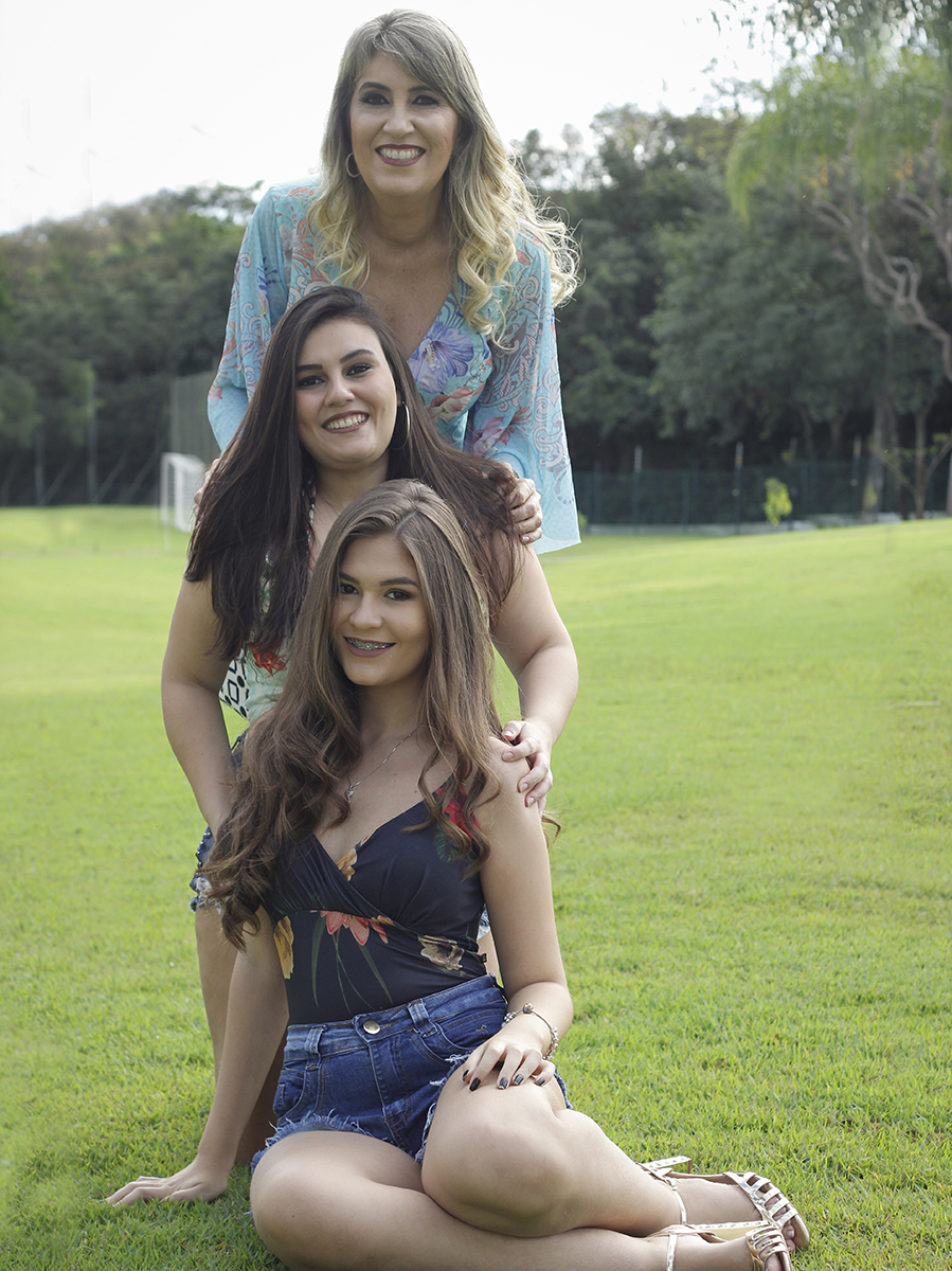Mãe e filhas posam em escadinha