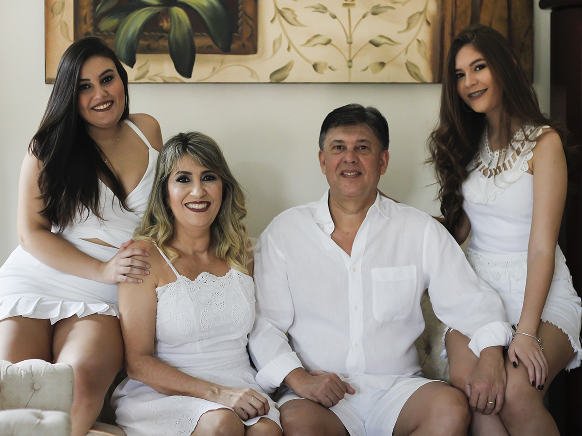 Família Corrêa reunida no sofá, posa para câmera