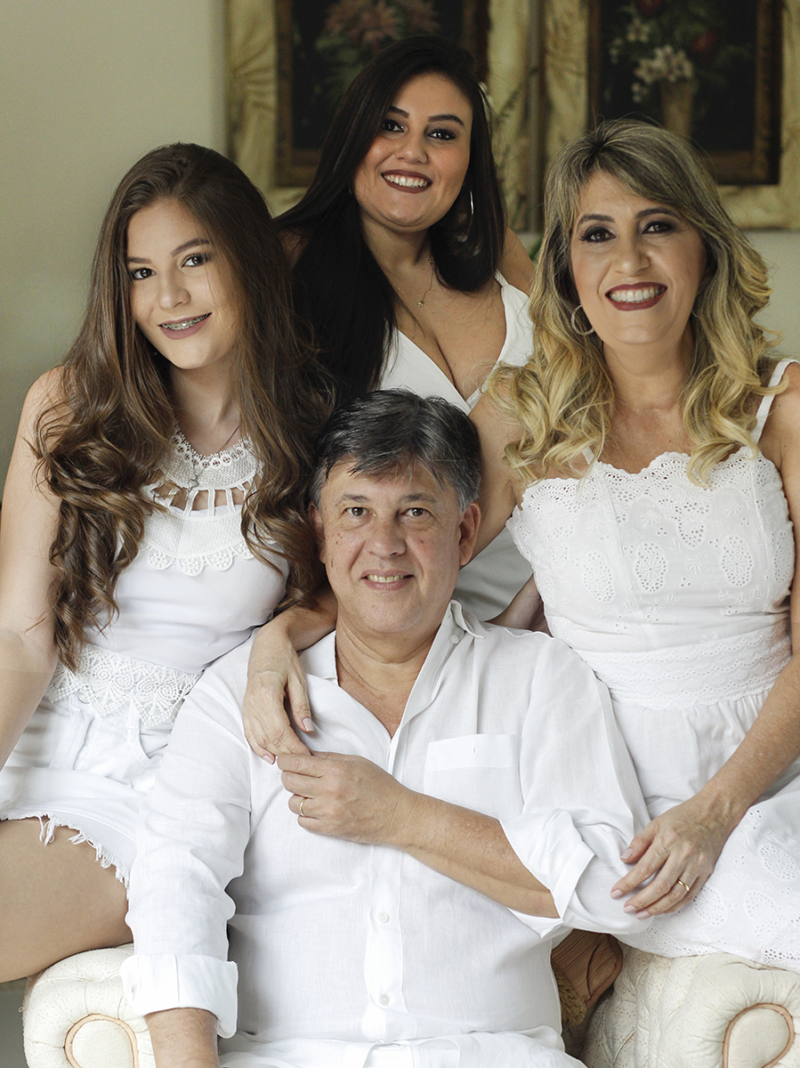 Família Corrêa reunida em volta do pai, posa para câmera