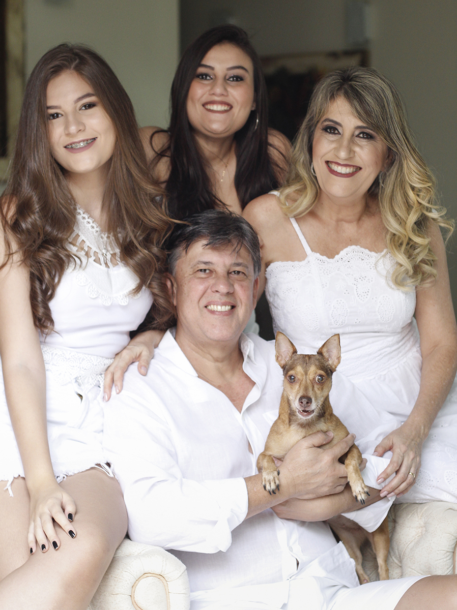 Família Corrêa reunida em volta do pai, junto com a cachorrinha, posa para câmera