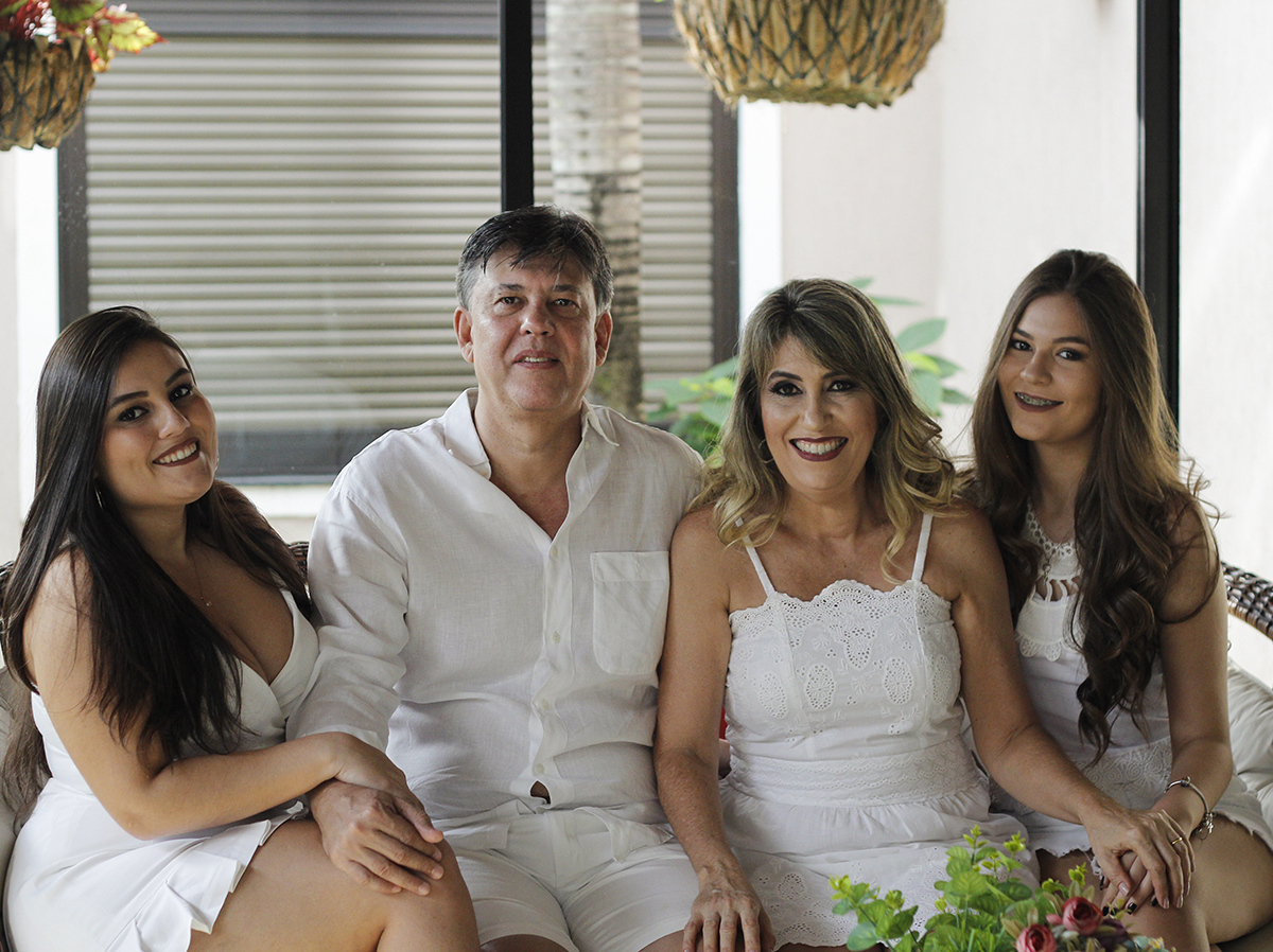Família Corrêa reunida no sofá da varanda, posa para câmera