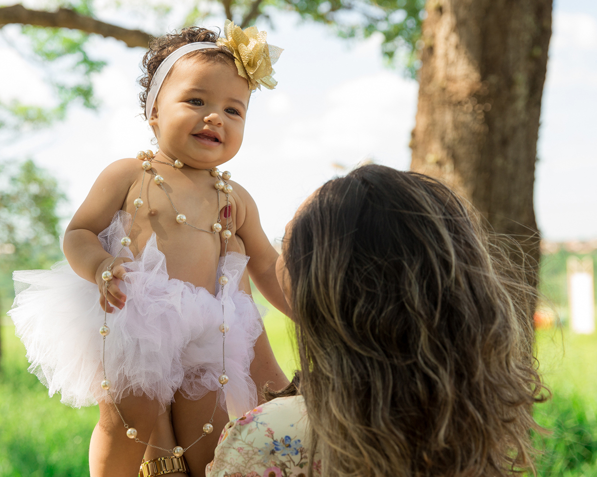 Mamãe brinca e joga bebê para o alto