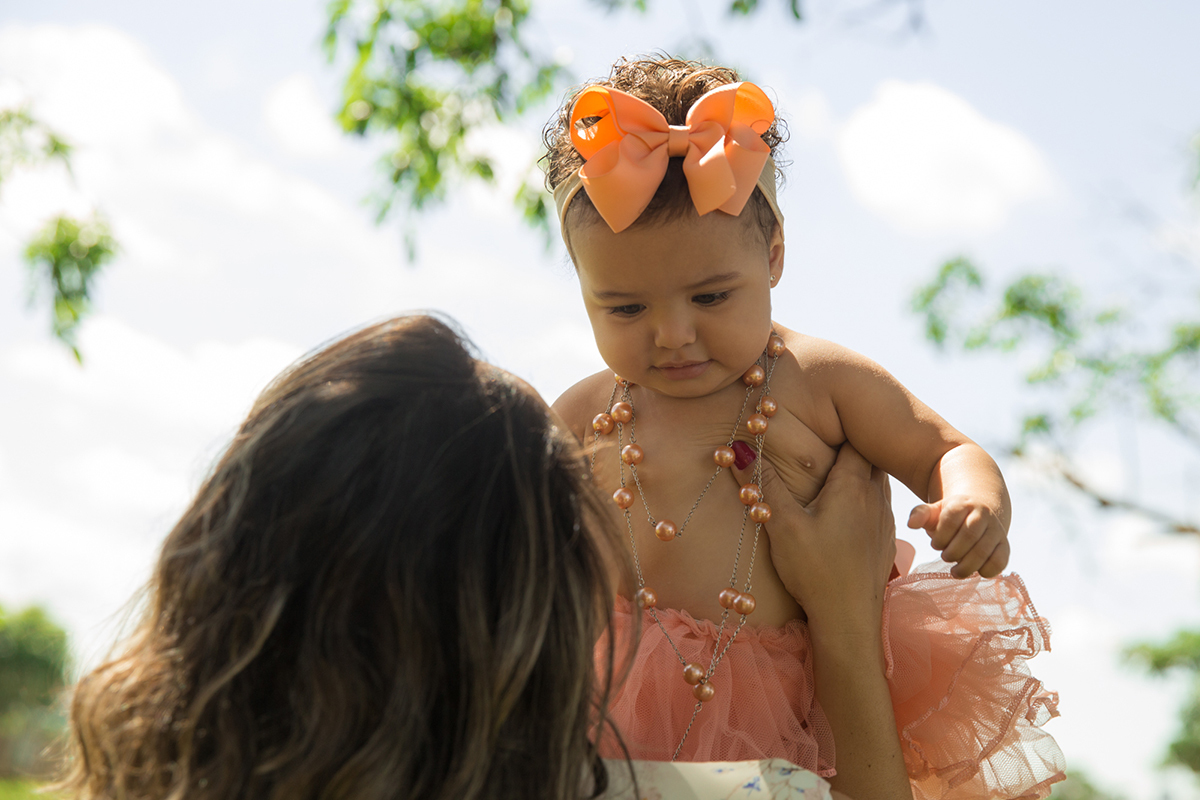 Mamãe brinca e joga bebê para o alto