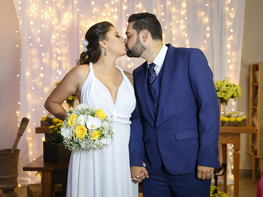Noivos, se beijam antes da saída do altar