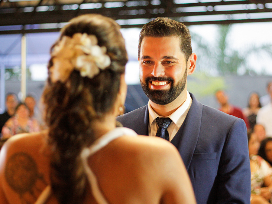 detalhe do noivo olhando e sorrindo para noiva no momento dos votos