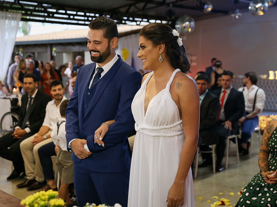 Noivos são recebidos pelo celebrante, pai da noiva, Os dois sorriem