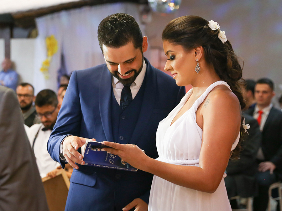 Noivos recebem a bíblia para juntos fazerem uma leitura