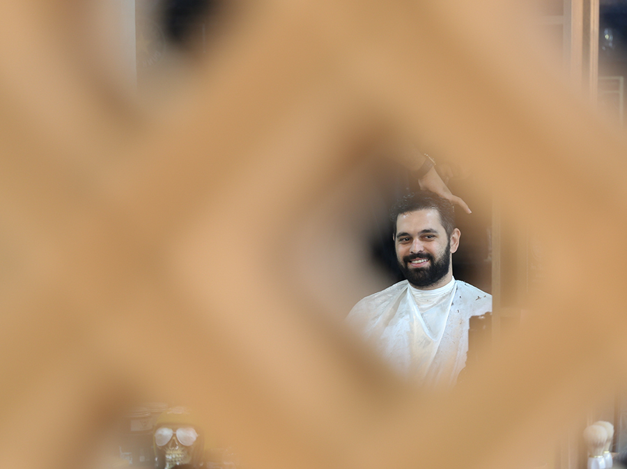 Detalhe do making of do noivo na barbershop, arrumando cabelo e barba