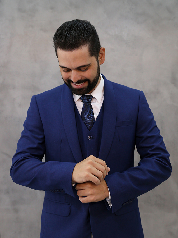 Making of do noivo na barbershop.
Noivo terminando de se arrumar, abotoando o terno e sorrindo 