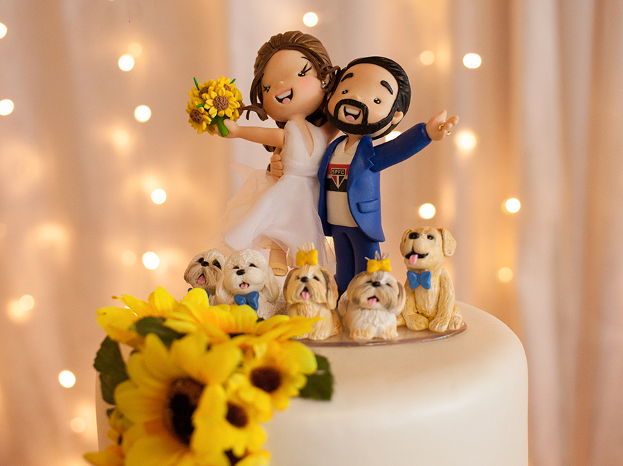 Detalhe da mesa do bolo, noivinhos de topo de bolo, noivos com seus 5 cachorros