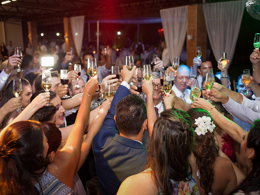 Momento do brinde, dos noivos, padrinhos e pais visto de cima