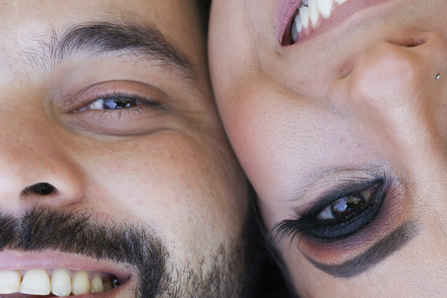 Fotos dos rostos dos noivos colados, focando nos sorrisos e olhos deles