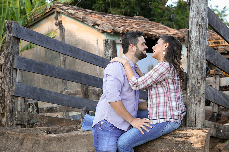 noivos se abraçam no curral da fazenda