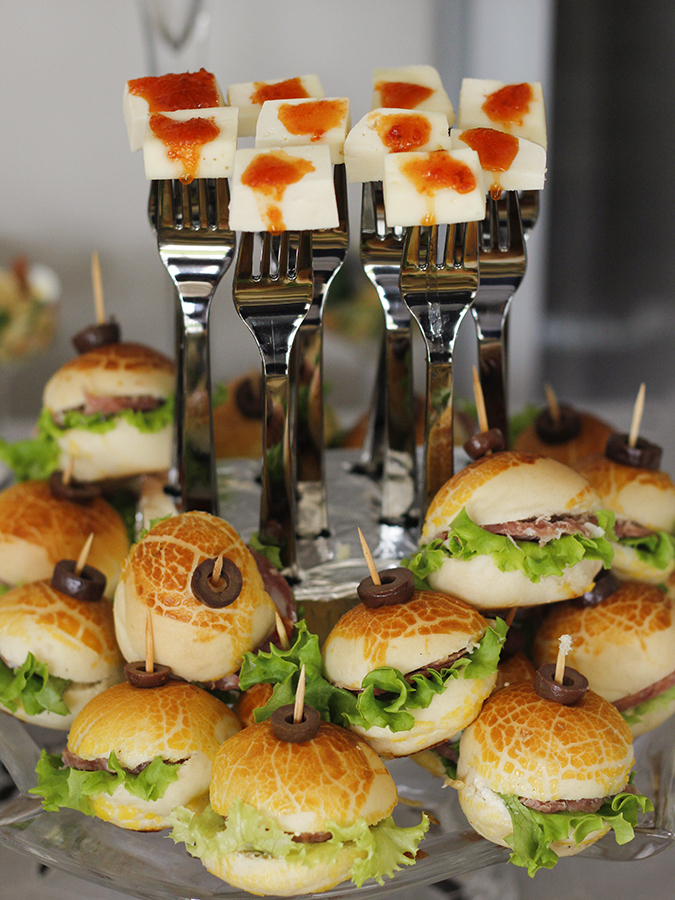 Detalhes dos mini sanduíches, e garfinhos com queijo e geleia de pimenta, todos arrumados