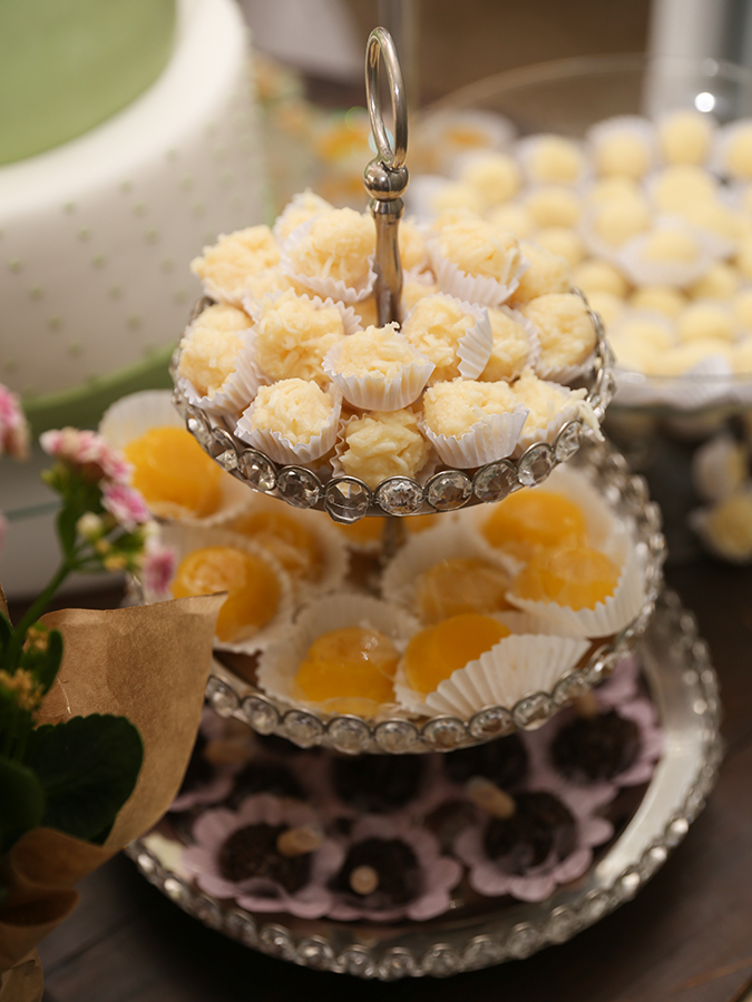 Detalhe da torre de quindins e queijadinhas, na mesa do Brunch