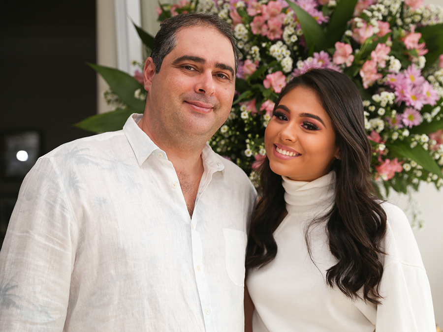 Aniversariante Marcella Frossad, posa com seu pai Marcelo na decoração de flores, tudo nas cores pastéis com rosa