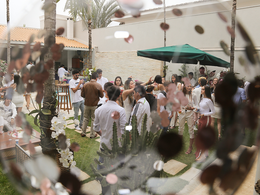 Vista geral da festa vista através de balão decorado, causando efeito de olho de peixe na imagem