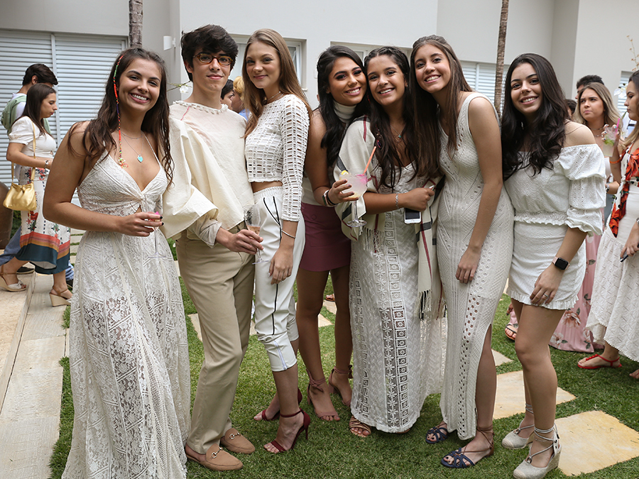 Aniversariante posa com seus amigos para foto.