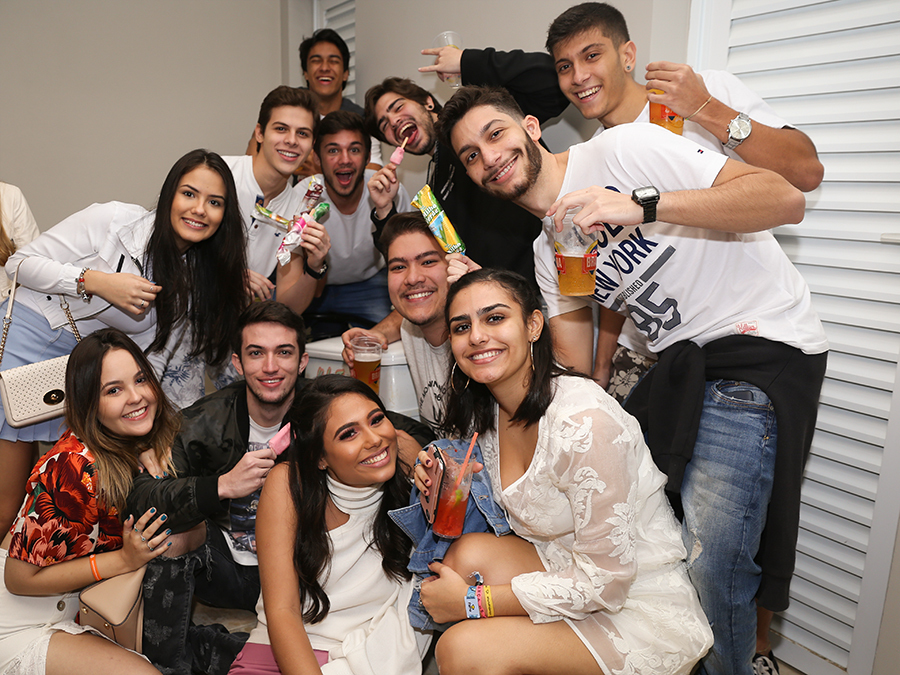 Aniversariante posa com seus amigos para foto.