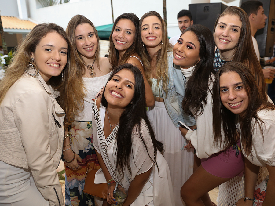 Aniversariante posa com seus amigos para foto, após o parabéns