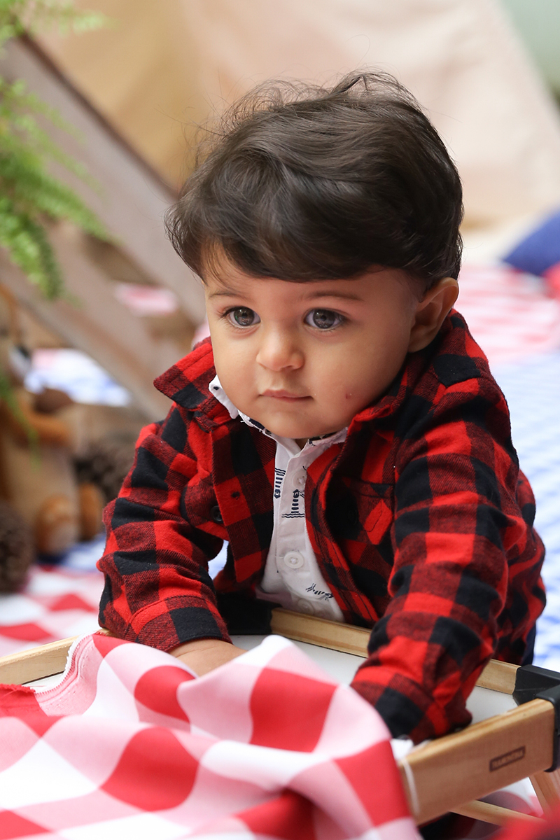 Aniversariante brinca com guloseimas da cesta de picnic