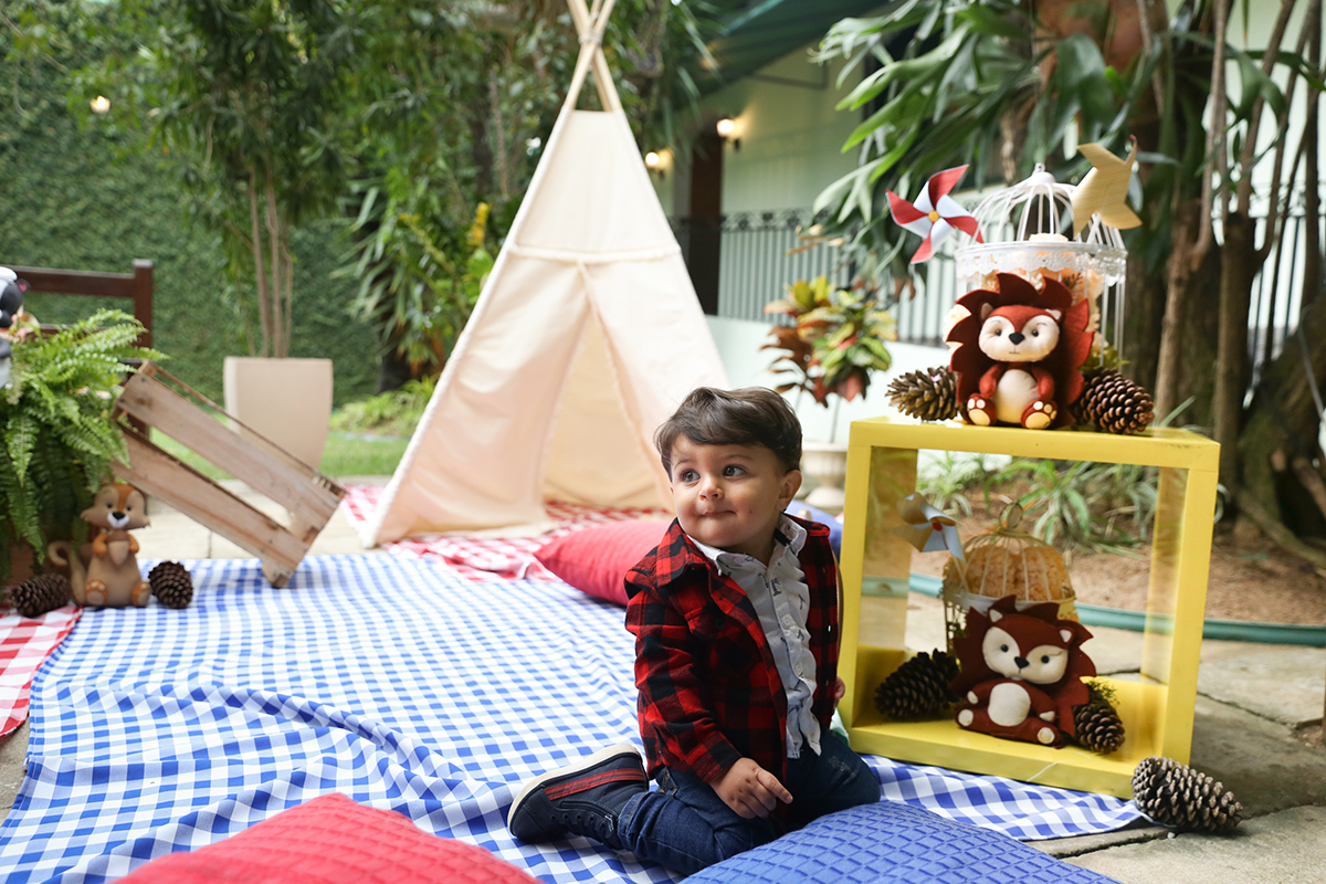 Aniversariante brinca com bichinhos de pelúcia