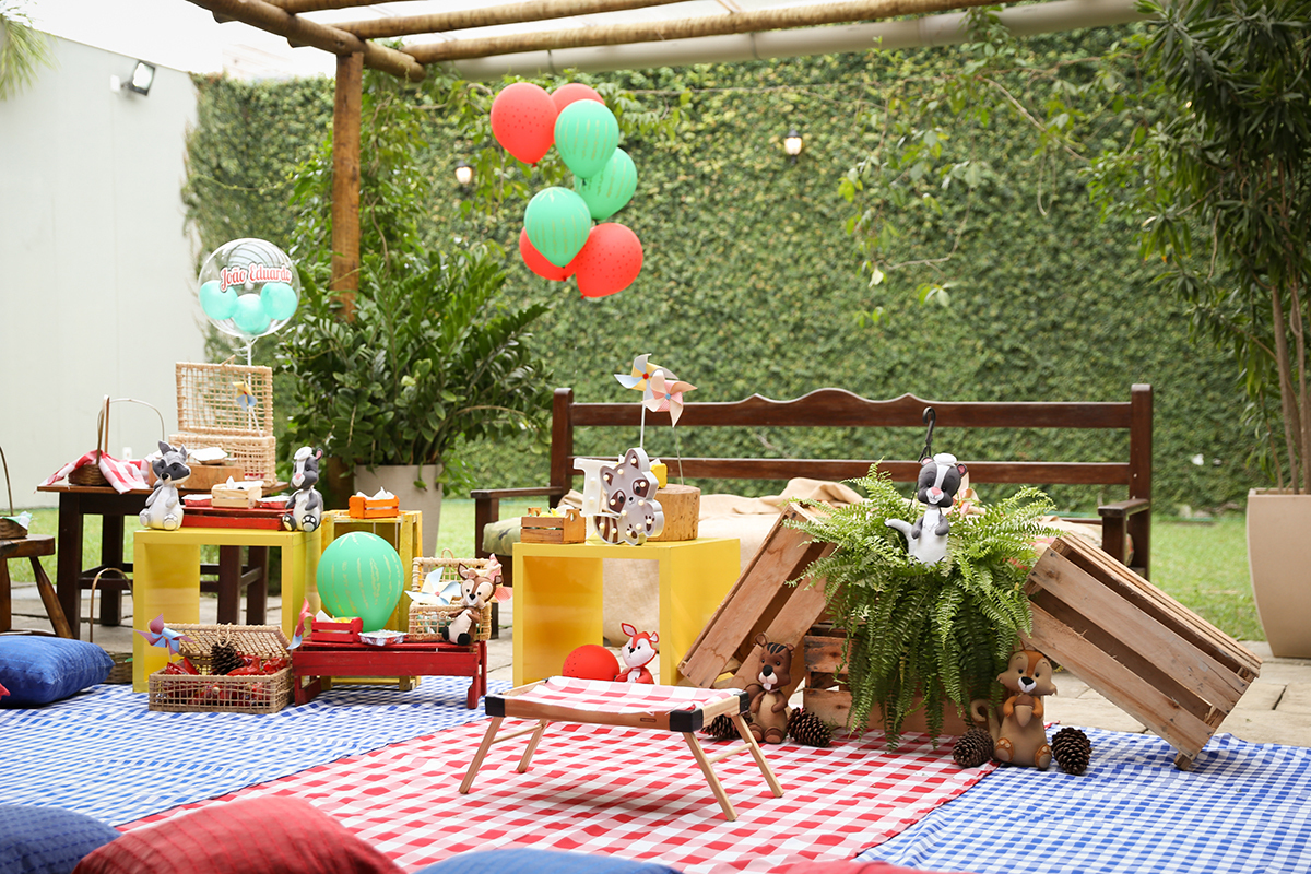 Detalhes da decoração do espaço picnic, mesinha de frutas para crianças