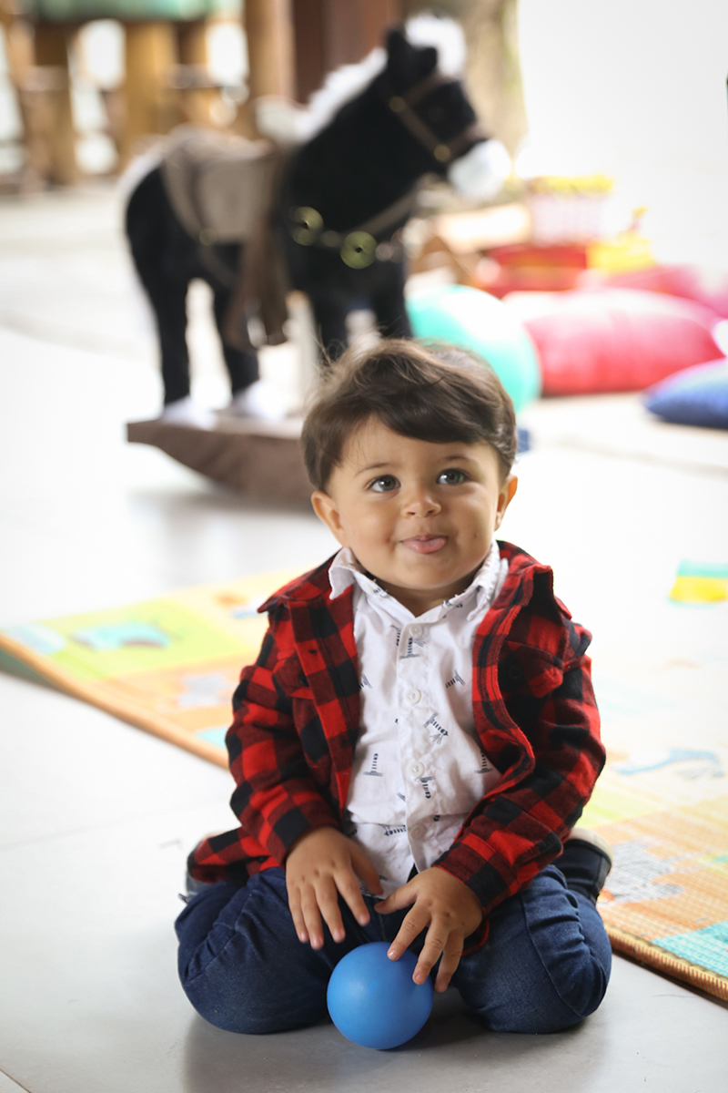 Aniversariante faz pose para camera