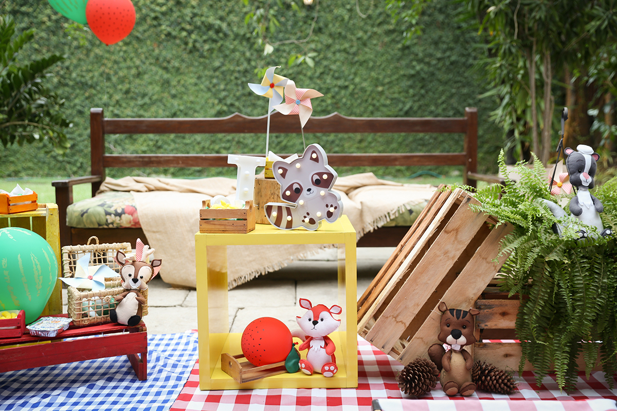 Detalhes da decoração do espaço picnic, animais da floresta de feltro e cestinhade gulosiemas