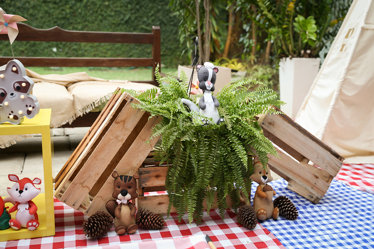 Detalhes da decoração do espaço picnic, animais da floresta em meio as plantas