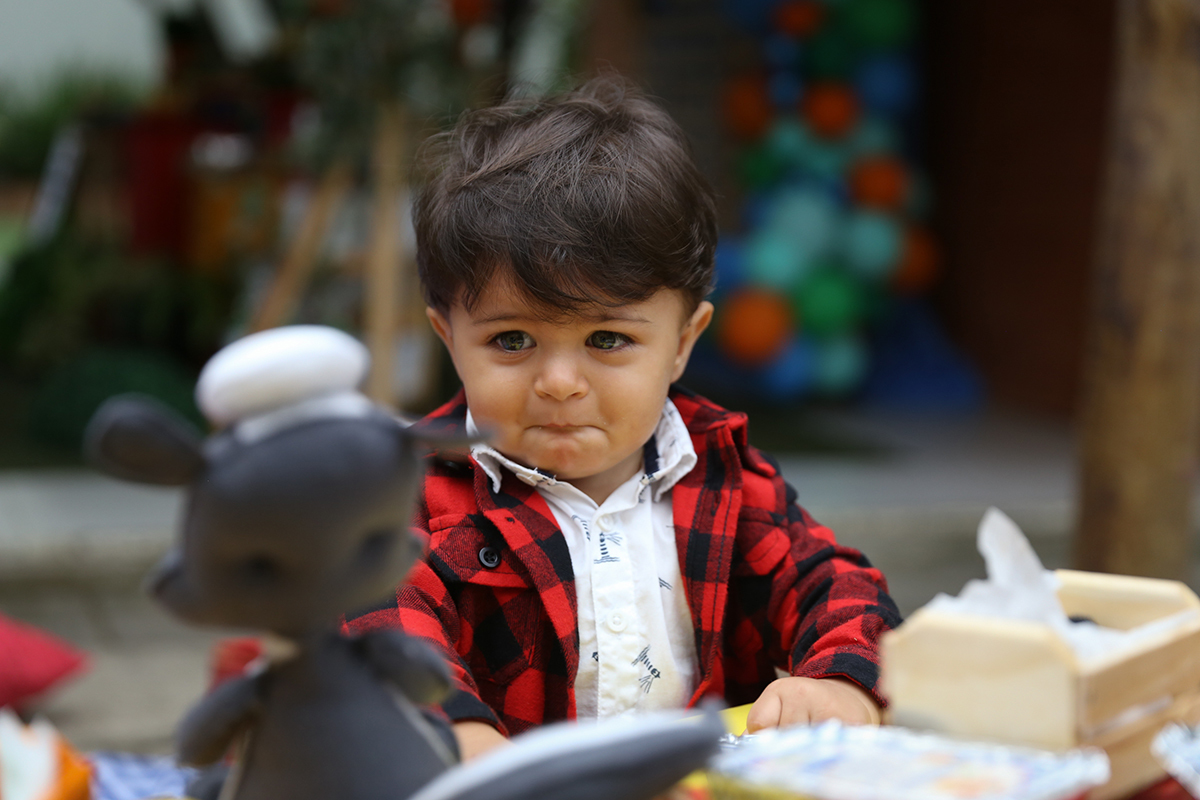 Aniversariante brinca com bichinhos de pelúcia