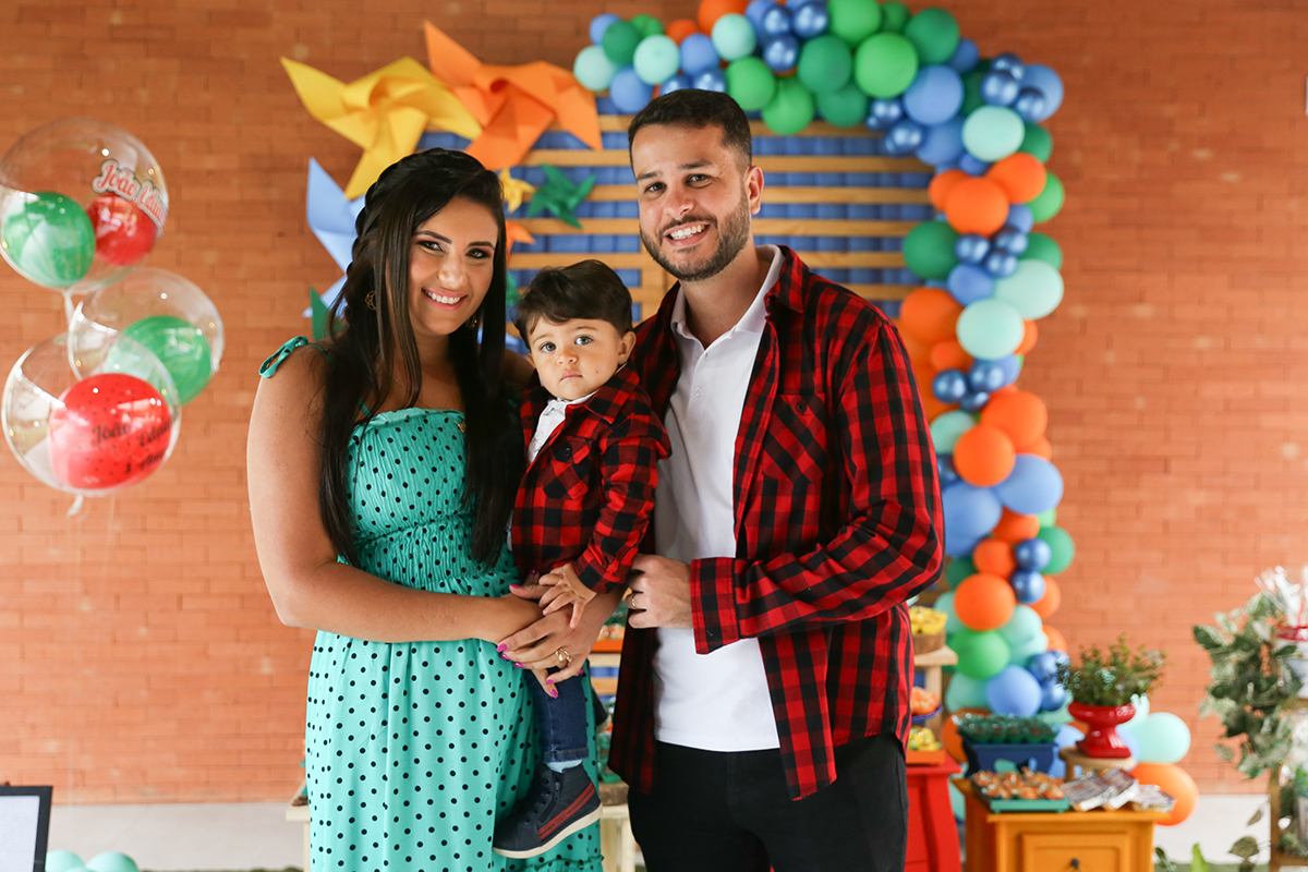 Mamãe, Papai e aniversariante posam na mesa do bolo! Sorrindo e olhando para camera