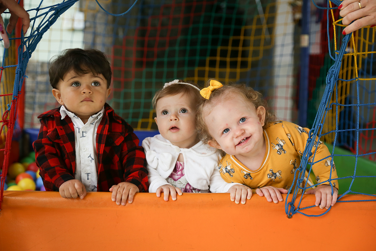 aniversariante com duas amiguinhas na piscina de bolinhas