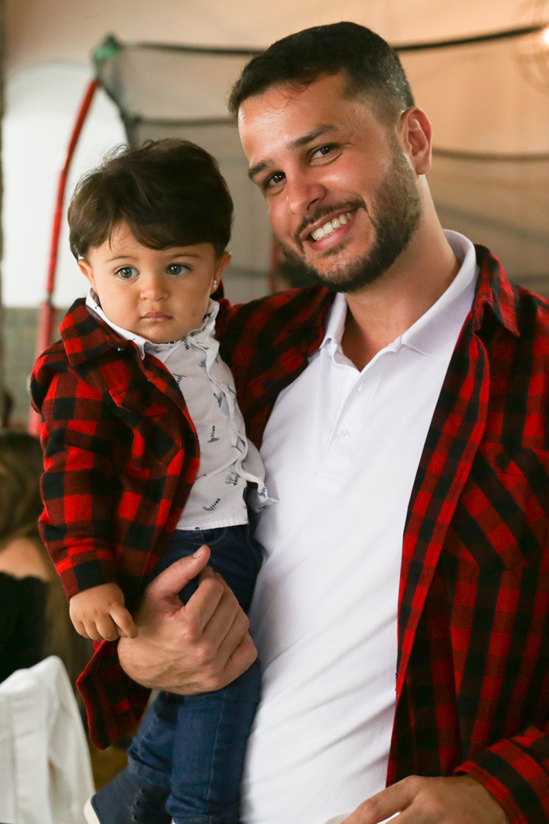 Papai posa para foto com o aniversariante no colo