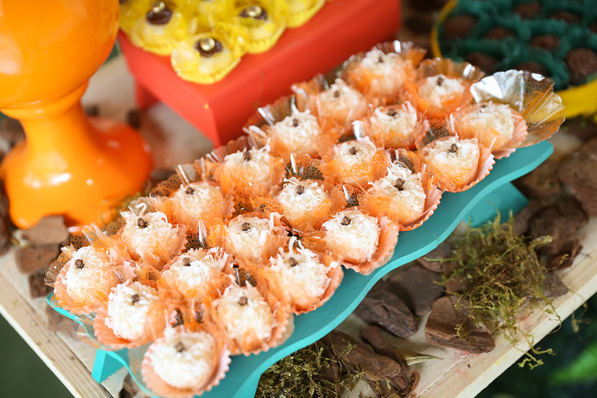 Beijinhos dispostos na mesa de tema picninc