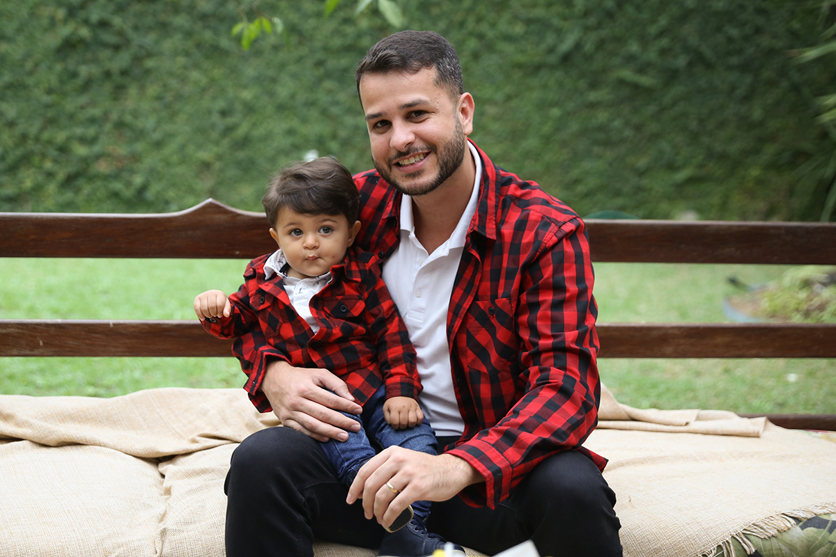 Papai posa para foto com o aniversariante no colo