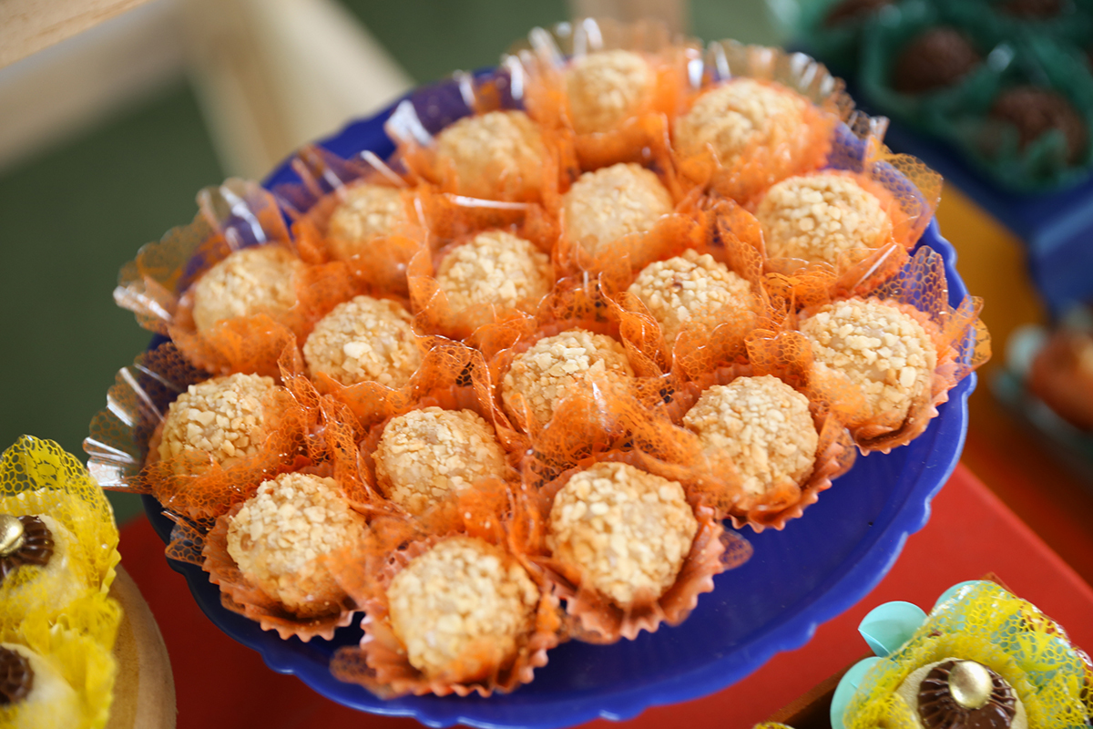 Doces de Leite Ninho dispostos na mesa de tema picninc