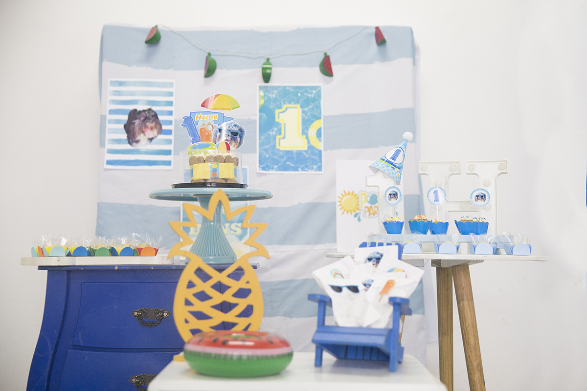 Mesa com decoração poolparty