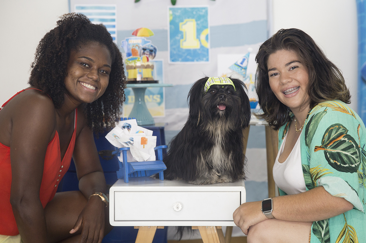 Cão Heros posa com as mamães na mesa decorada
