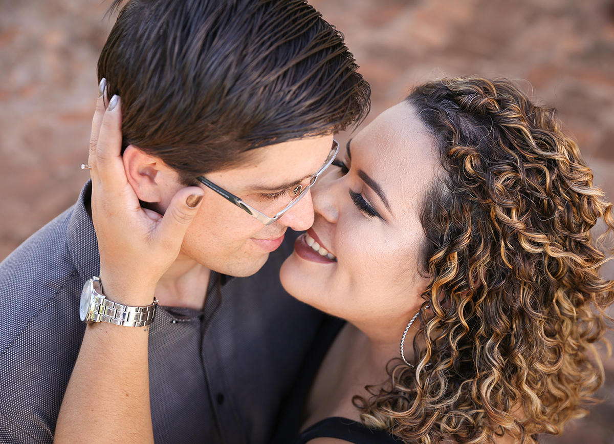 Casal prestes a se beijar, foto feita de cima