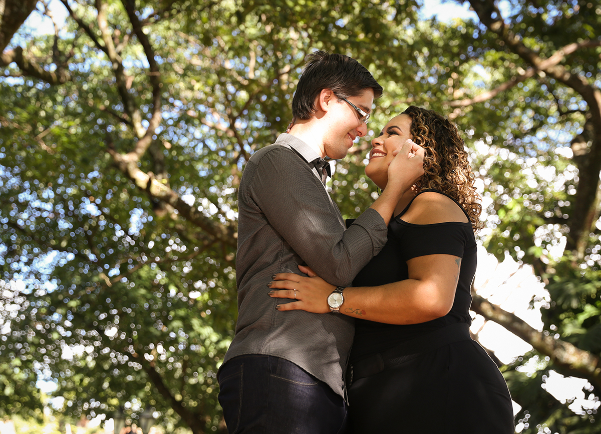 Casal roca carinhos, foto feita de um ângulo mais baixo