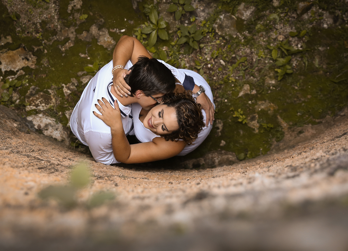 Foto do casal feita de cima, namoram e se abraçam