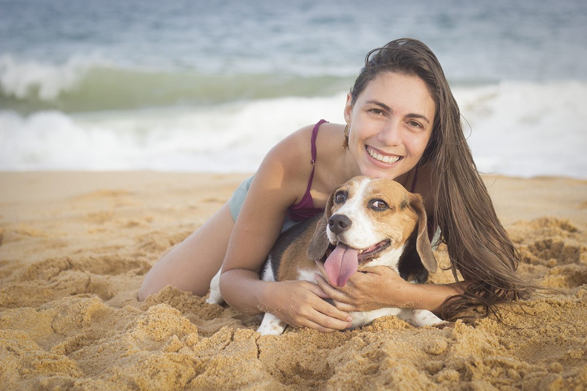 Marina, abraçada com Billy, os dois olham para câmera e sorriem