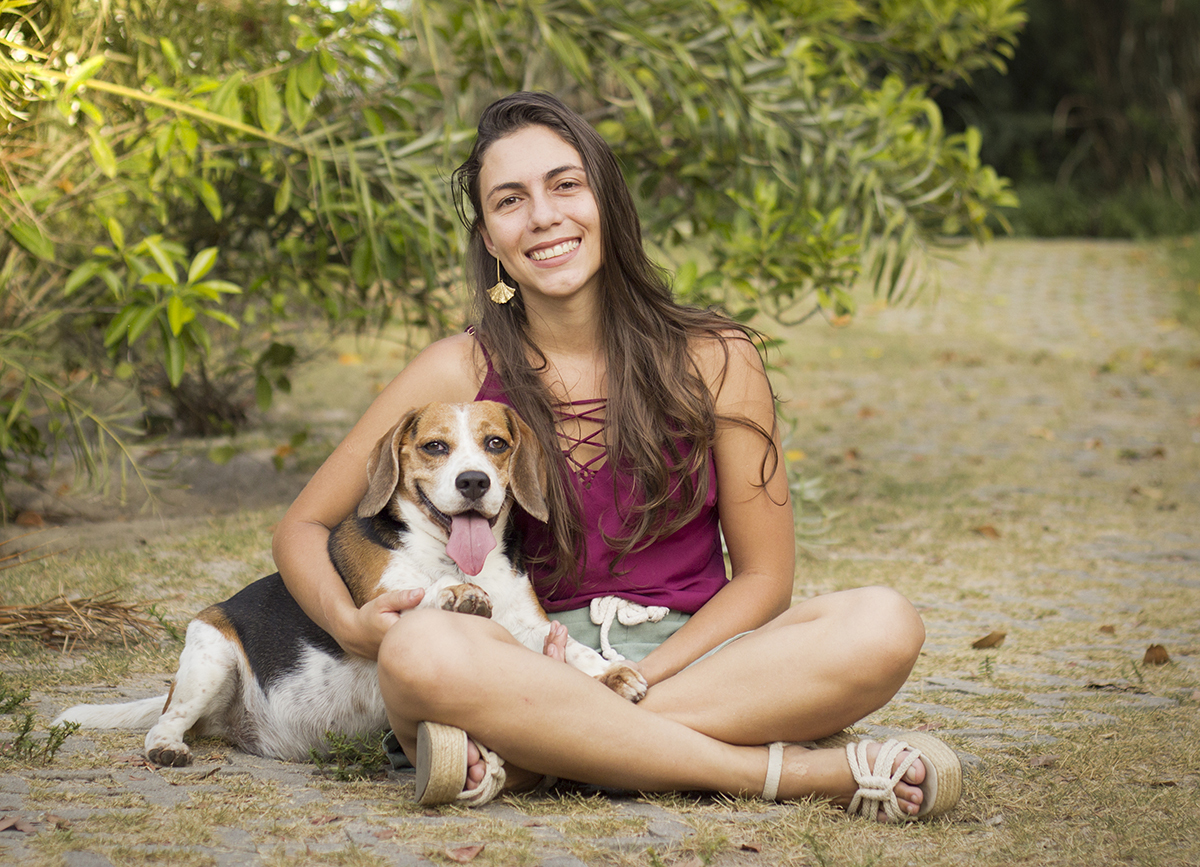 Marina e Billy posam para fotos. Billy no colo da Marina