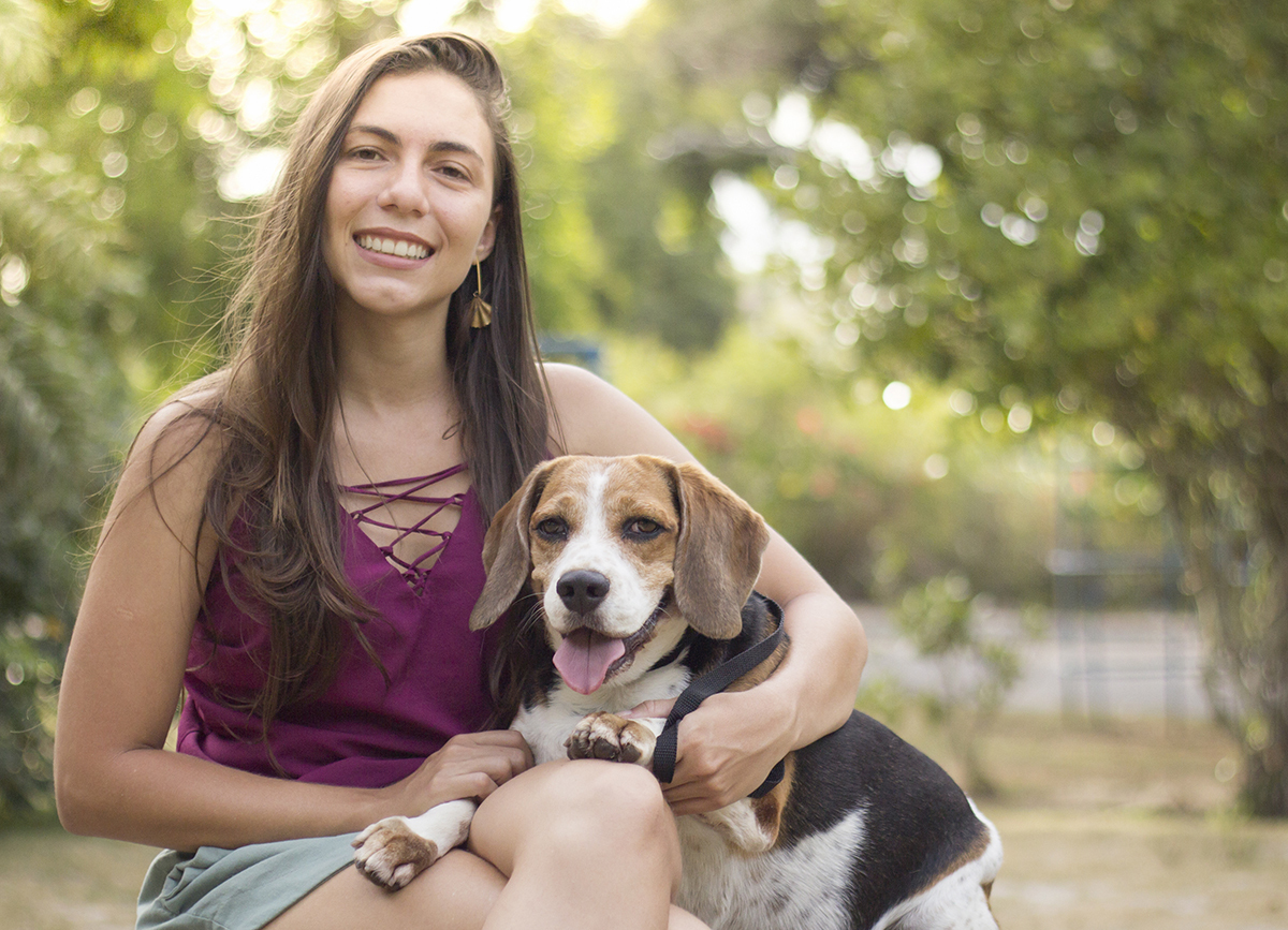 Marina e Billy posam para foto sentados no banco