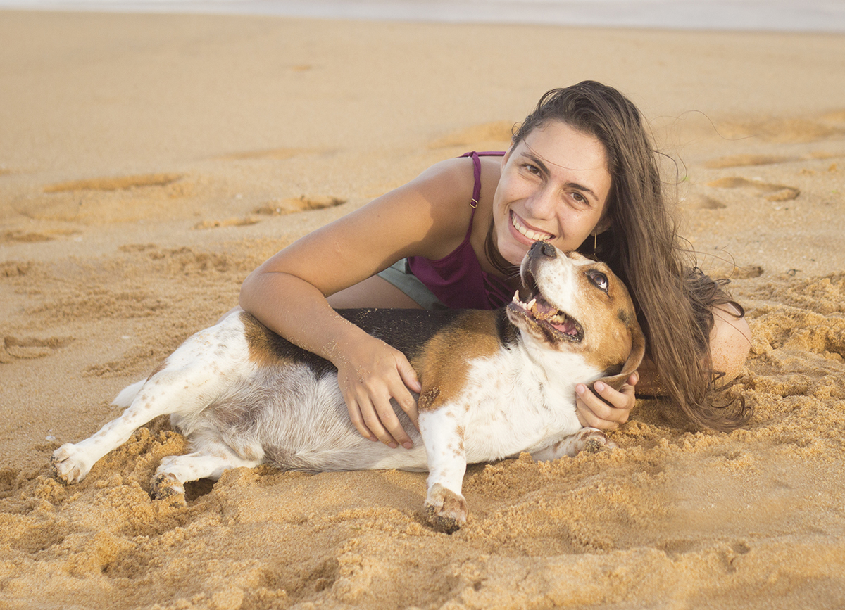 Marina posa com Billy, na areia da praia. 