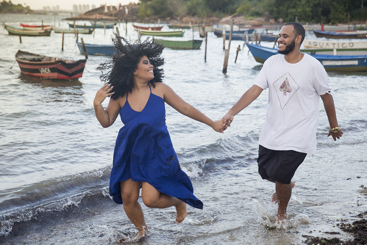 casal corre na beira da água