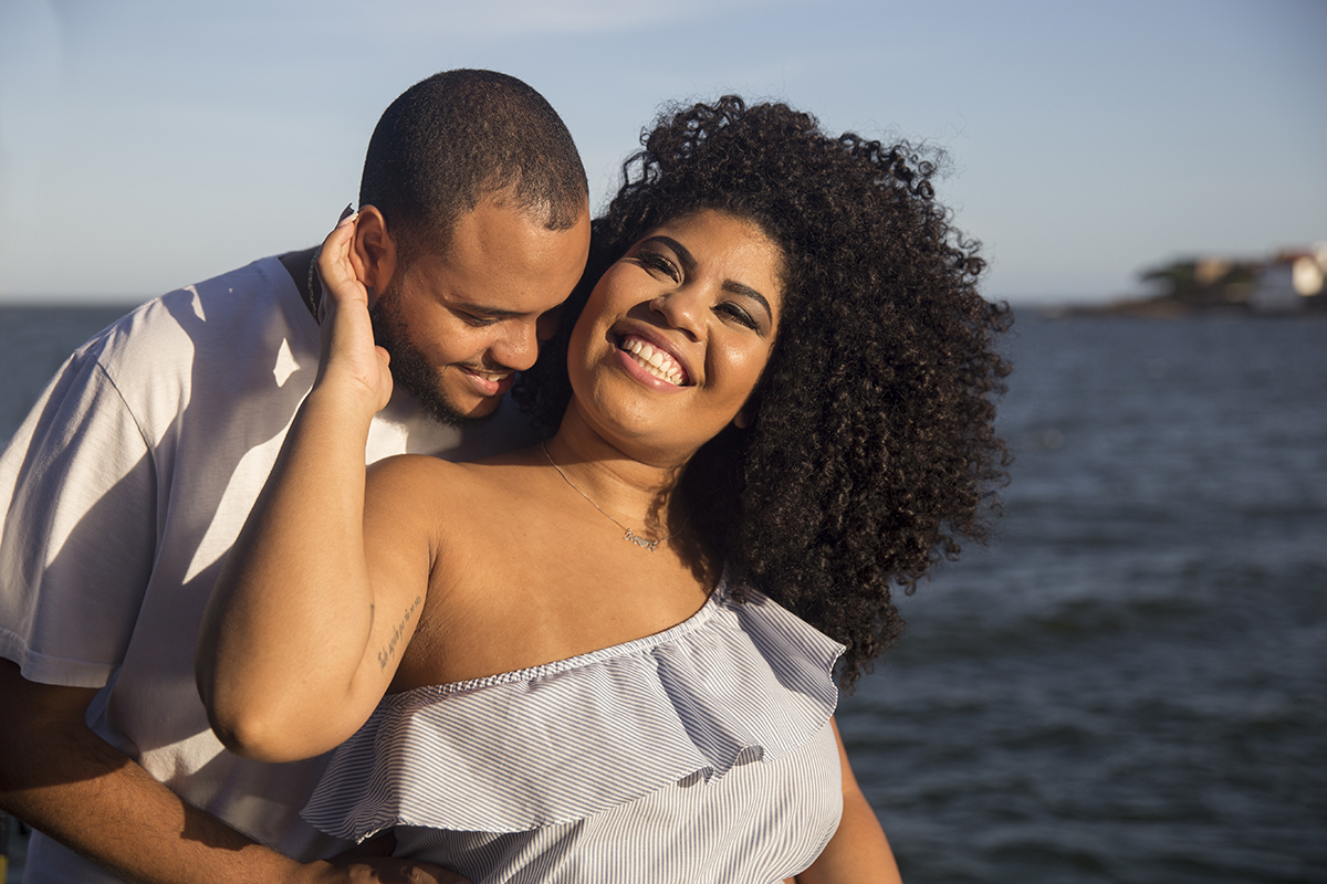 casal se abraça e sorri