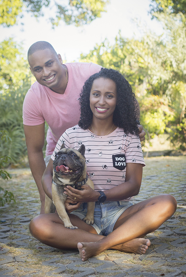 Família completa posa no parque com o Buldogue Bóris
