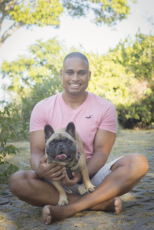 Bóris e o papai Felipe posam na praça